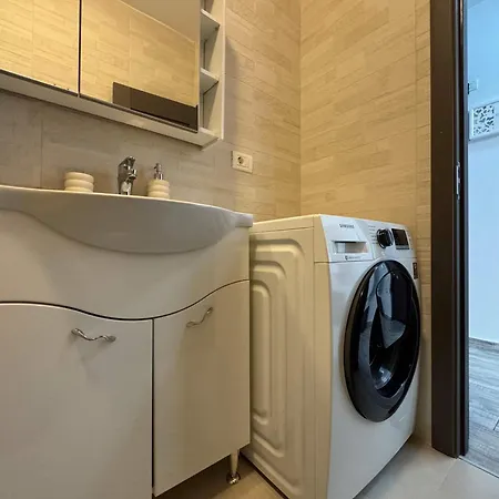 Joy Mangalia 5 *